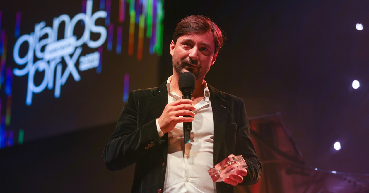 Mathieu Lamboley prenant la parole lors de la cérémonie des Grands Prix Sacem, trophée en main.