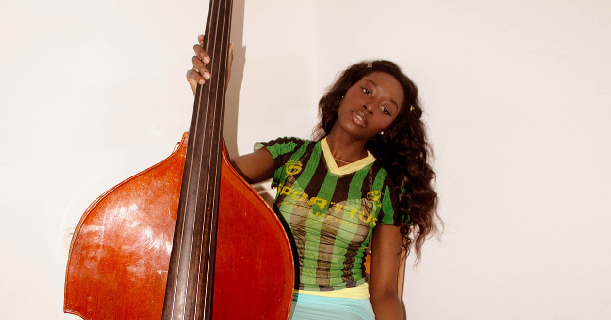 Amy Gadiaga posant avec une contrebasse.